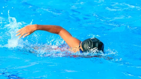 Zwemmer in het water tijdens de crawlslag